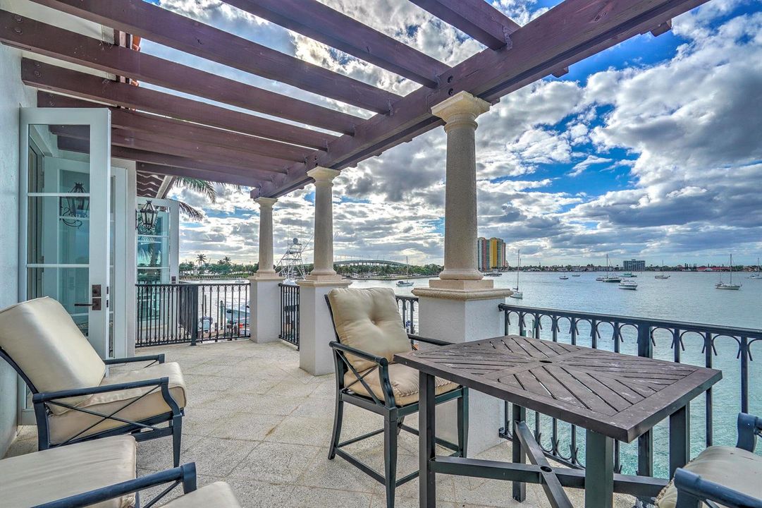 2775LakeDr-75