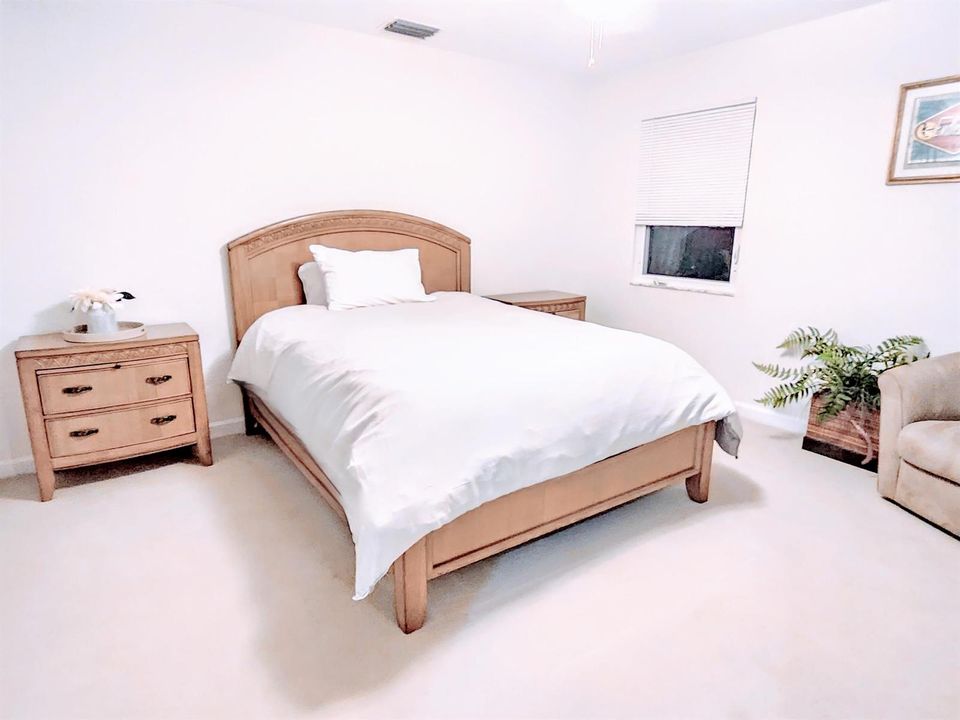 Guest Bedroom #2 Upstairs