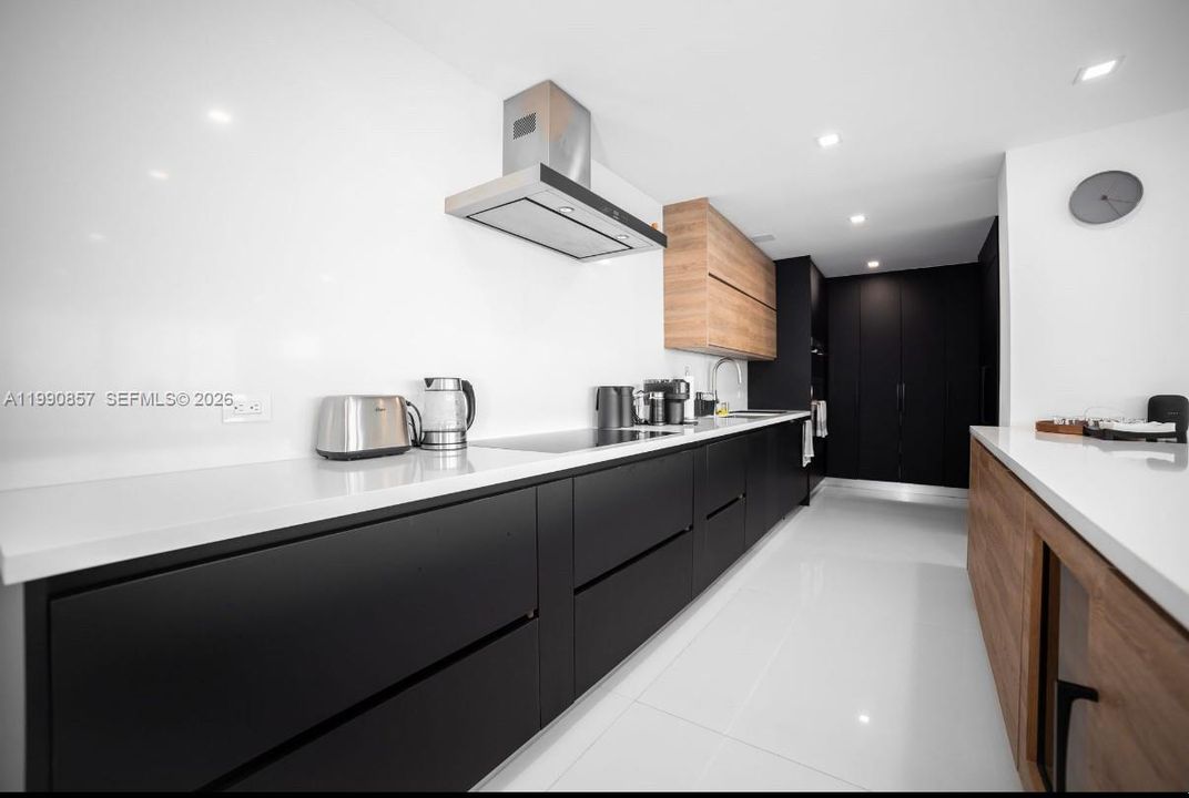 For Sale: $2,100,000 (3 beds, 3 baths, 2120 Square Feet)