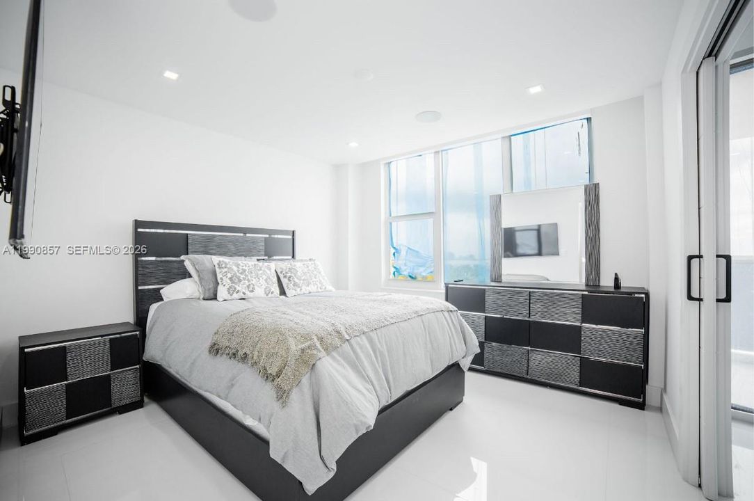 For Sale: $2,100,000 (3 beds, 3 baths, 2120 Square Feet)