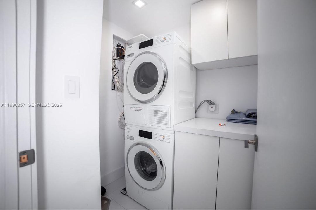 For Sale: $2,100,000 (3 beds, 3 baths, 2120 Square Feet)