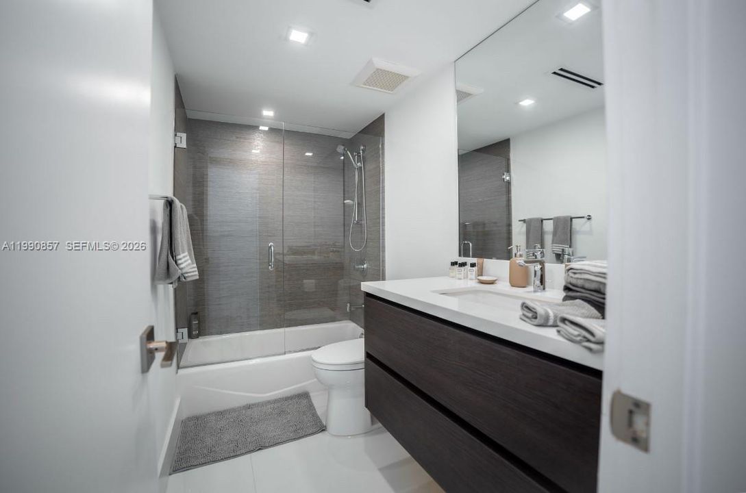 For Sale: $2,100,000 (3 beds, 3 baths, 2120 Square Feet)