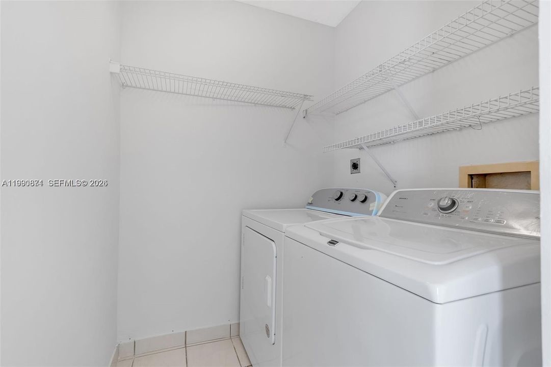 Под контрактом: $4,300 (3 спален, 2 ванн, 2108 Квадратных фут)