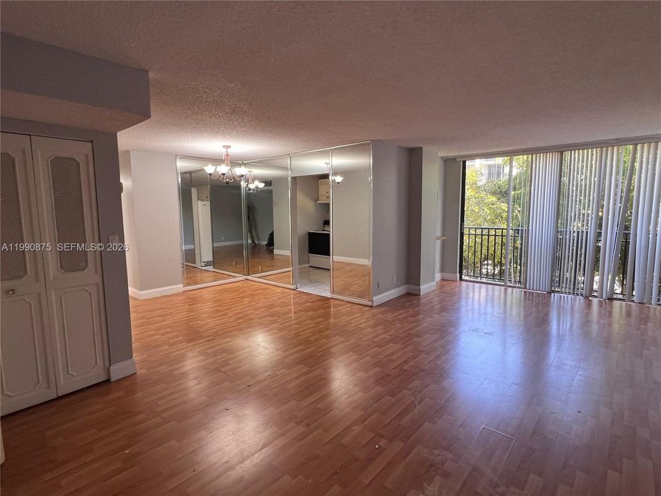 For Sale: $290,000 (2 beds, 2 baths, 1031 Square Feet)