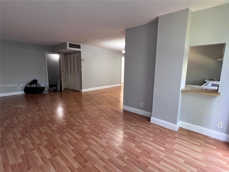 For Sale: $290,000 (2 beds, 2 baths, 1031 Square Feet)