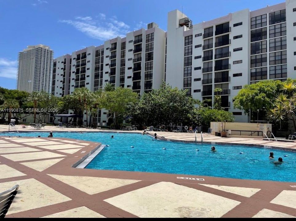 For Sale: $290,000 (2 beds, 2 baths, 1031 Square Feet)