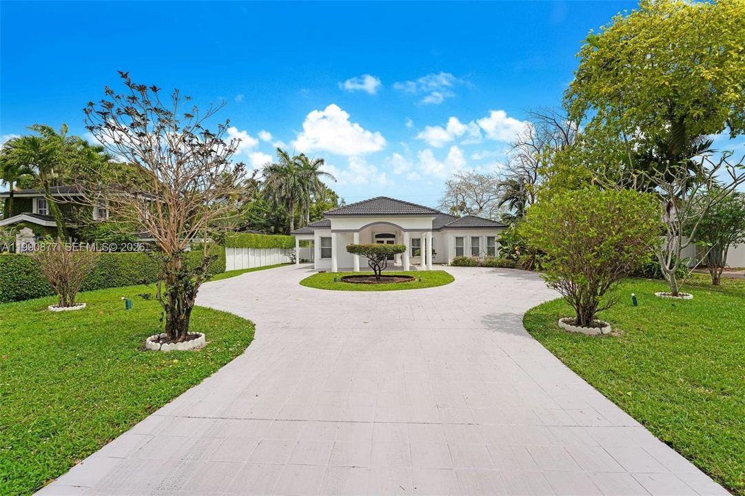For Sale: $1,500,000 (5 beds, 2 baths, 3062 Square Feet)