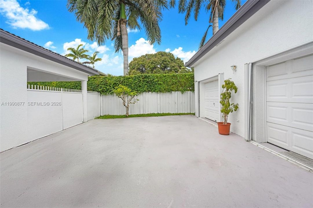 For Sale: $1,500,000 (5 beds, 2 baths, 3062 Square Feet)