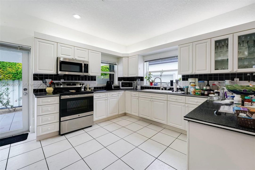 For Sale: $1,500,000 (5 beds, 2 baths, 3062 Square Feet)