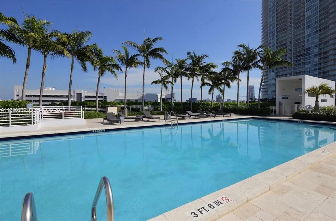 Active With Contract: $930,000 (1 beds, 1 baths, 777 Square Feet)