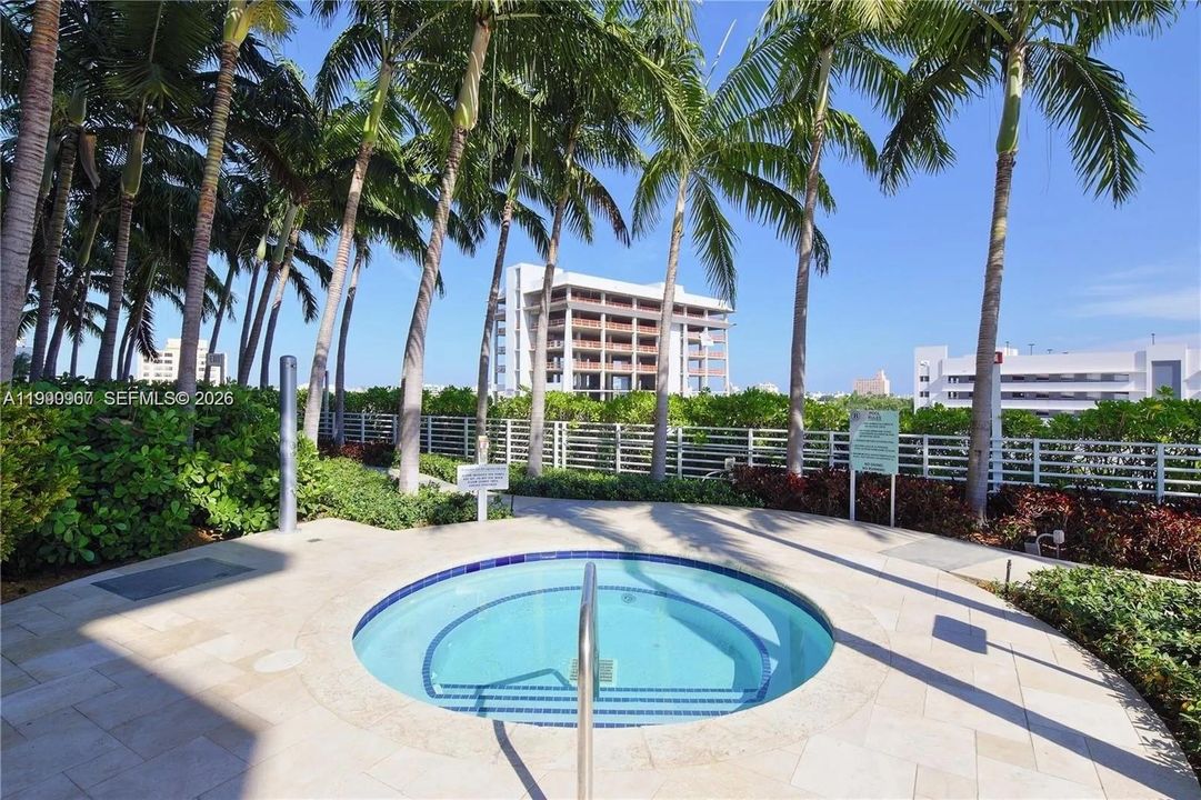 Active With Contract: $930,000 (1 beds, 1 baths, 777 Square Feet)