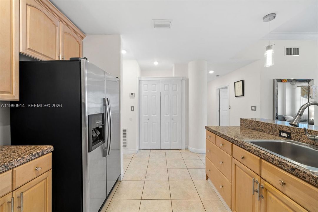 En Venta: $600,000 (2 camas, 2 baños, 1210 Pies cuadrados)