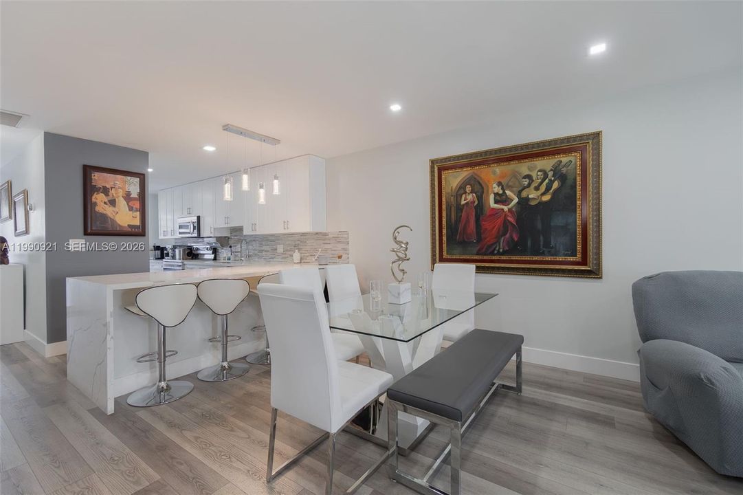 待售: $295,000 (2 贝兹, 2 浴室, 1167 平方英尺)