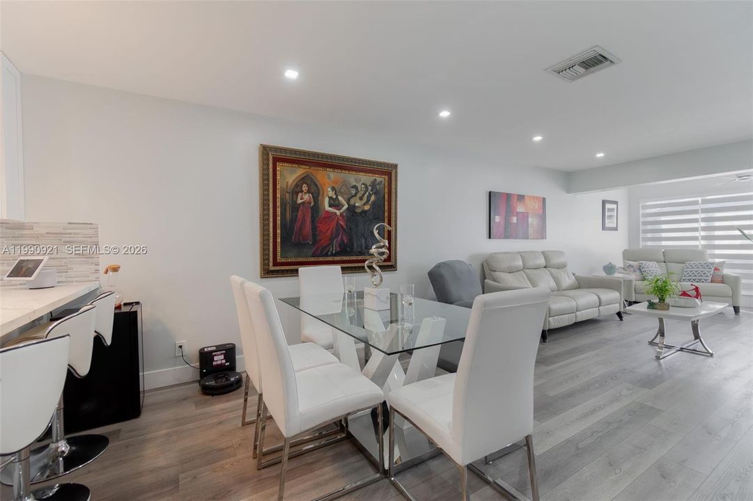 待售: $295,000 (2 贝兹, 2 浴室, 1167 平方英尺)