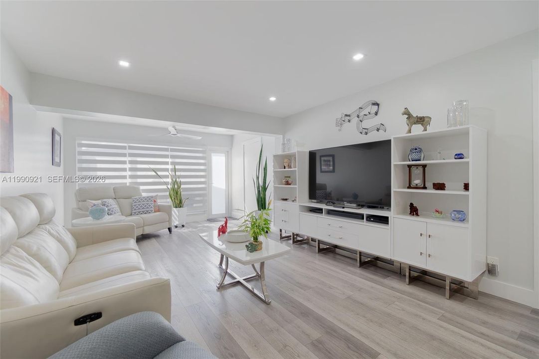 待售: $295,000 (2 贝兹, 2 浴室, 1167 平方英尺)