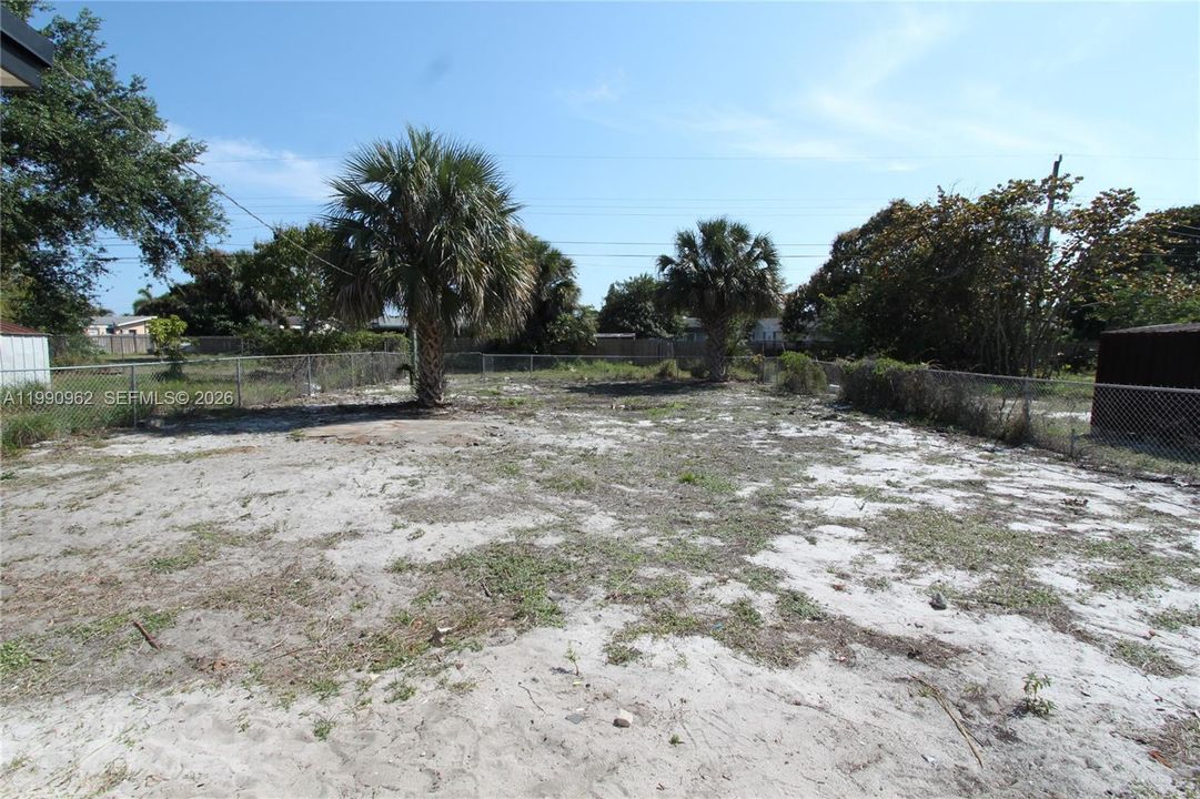 huge backyard, room to pool, boat, RV, Access via the service road