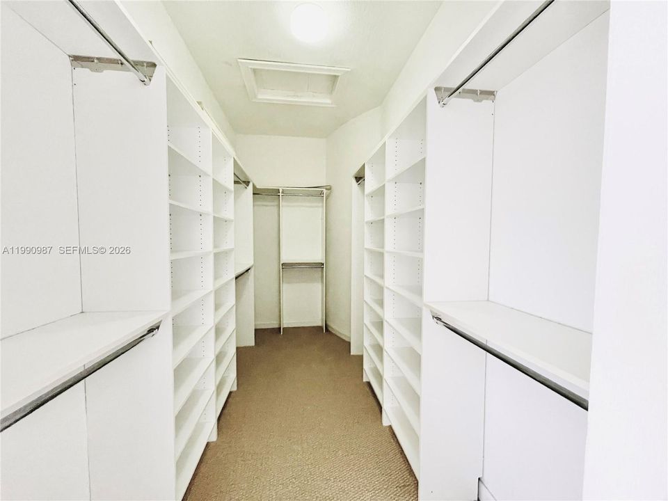 Activo con contrato: $7,500 (5 camas, 4 baños, 4717 Pies cuadrados)