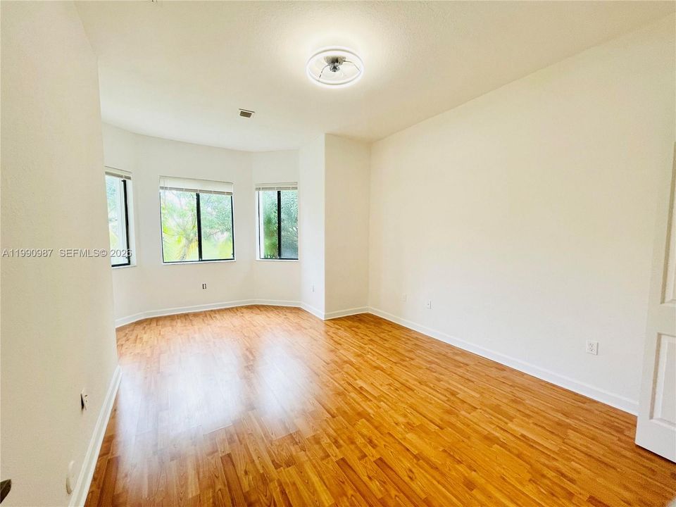Activo con contrato: $7,500 (5 camas, 4 baños, 4717 Pies cuadrados)