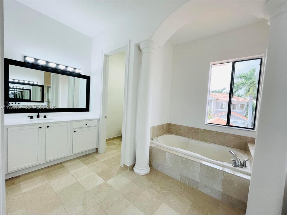 Activo con contrato: $7,500 (5 camas, 4 baños, 4717 Pies cuadrados)