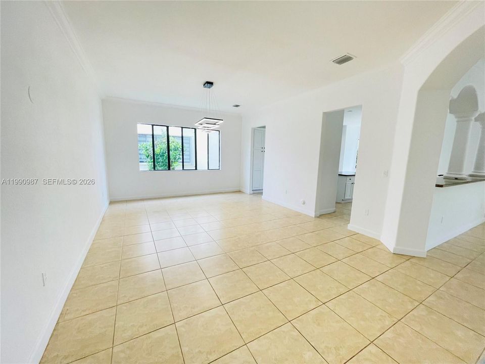 Activo con contrato: $7,500 (5 camas, 4 baños, 4717 Pies cuadrados)
