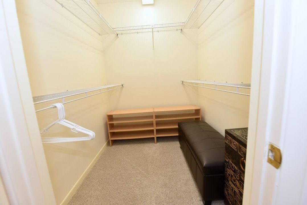 en suite walk-in closet