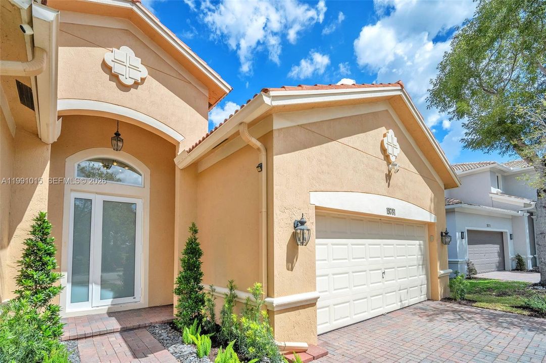 Recently Rented: $6,000 (4 beds, 3 baths, 2474 Square Feet)
