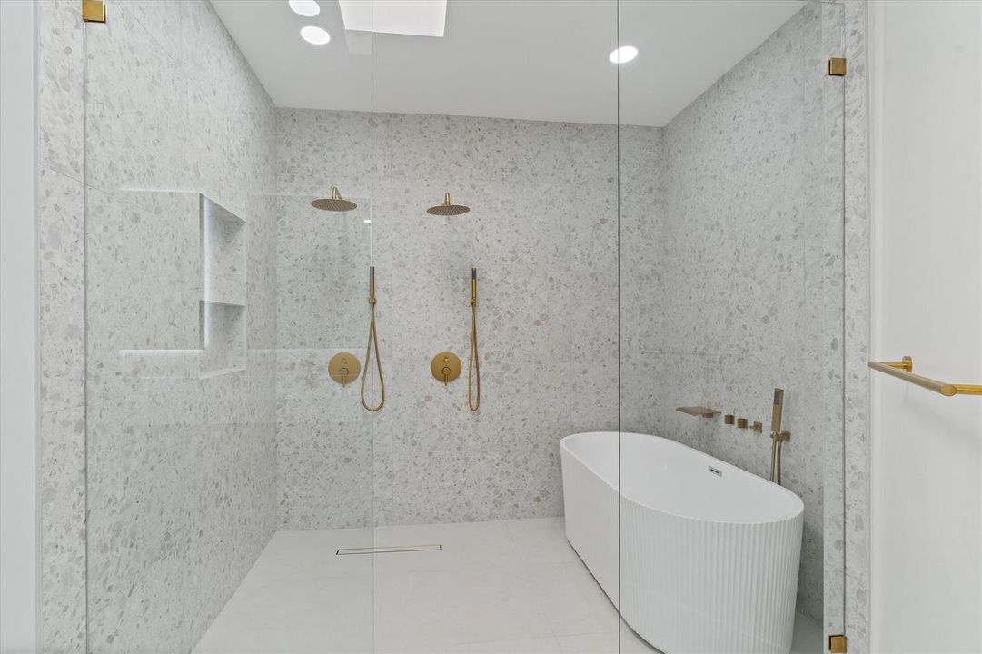 38-3721 NE 30th Ave LHP, FL-135