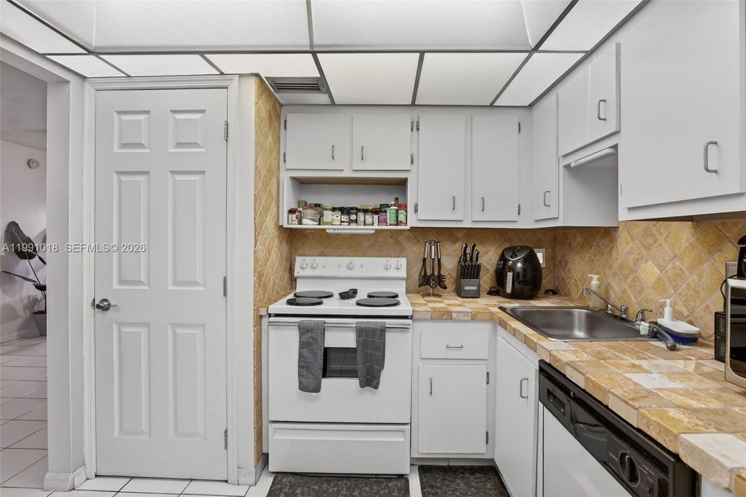 Activo con contrato: $99,950 (2 camas, 2 baños, 972 Pies cuadrados)