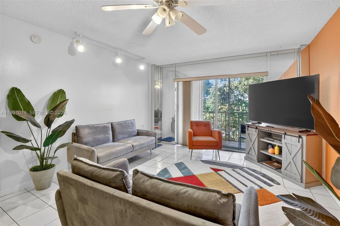 Activo con contrato: $99,950 (2 camas, 2 baños, 972 Pies cuadrados)