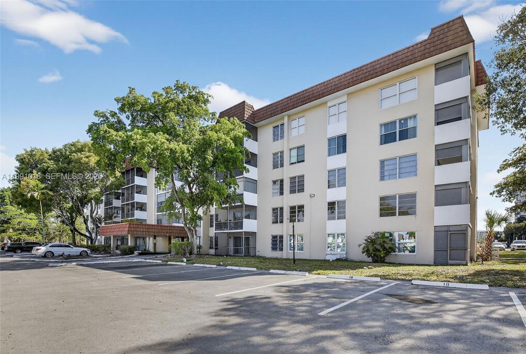 Activo con contrato: $99,950 (2 camas, 2 baños, 972 Pies cuadrados)