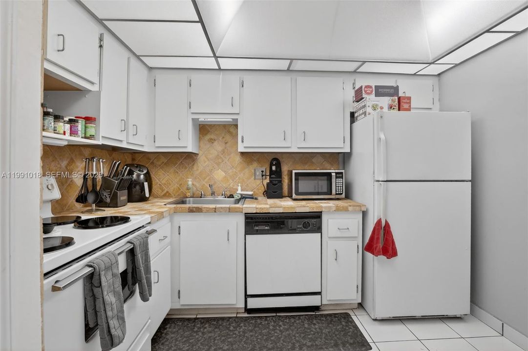 Activo con contrato: $99,950 (2 camas, 2 baños, 972 Pies cuadrados)