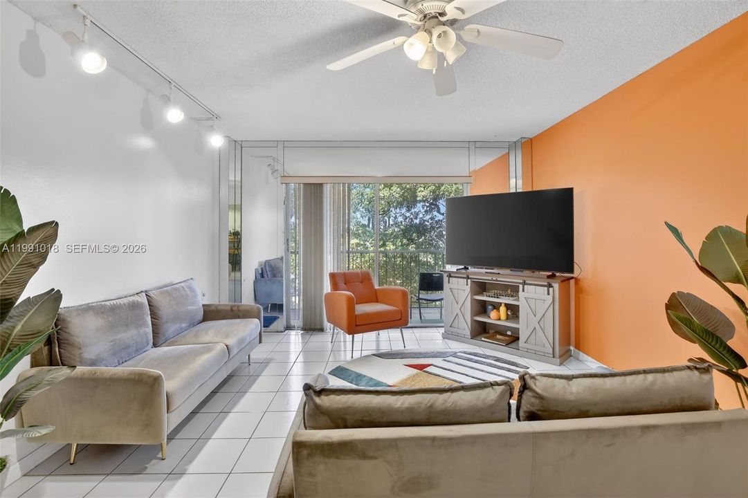 Activo con contrato: $99,950 (2 camas, 2 baños, 972 Pies cuadrados)
