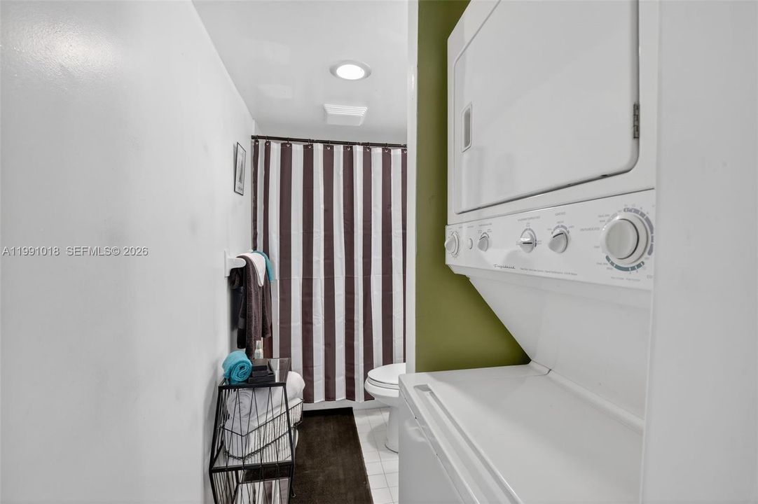 Activo con contrato: $99,950 (2 camas, 2 baños, 972 Pies cuadrados)