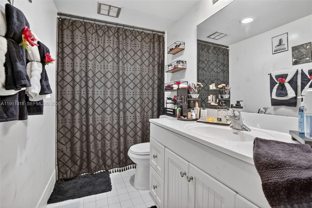 Activo con contrato: $99,950 (2 camas, 2 baños, 972 Pies cuadrados)