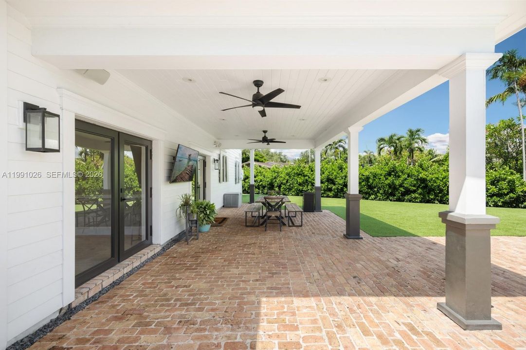 Active With Contract: $2,800,000 (5 beds, 4 baths, 4633 Square Feet)
