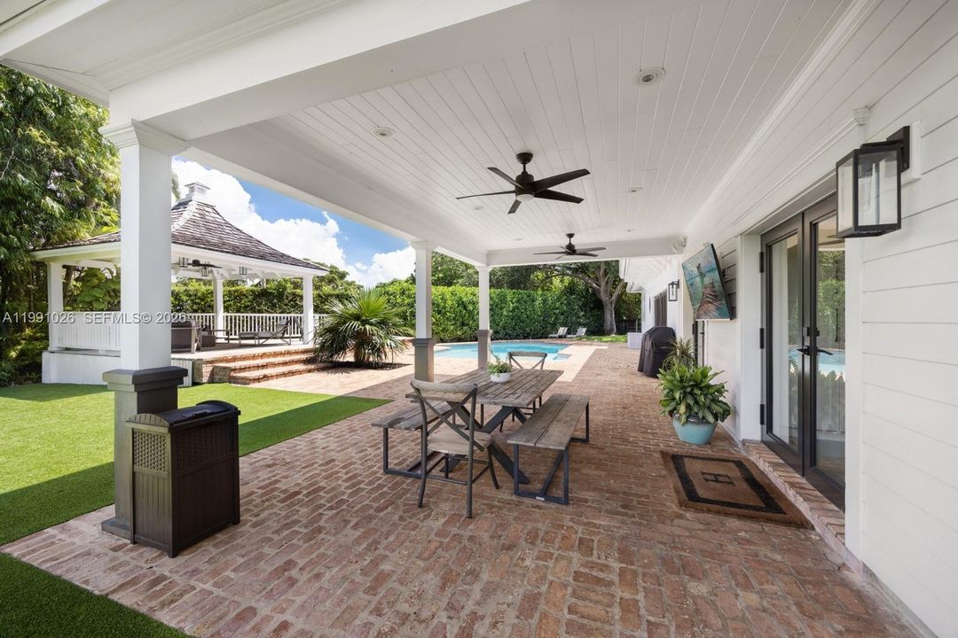 Active With Contract: $2,800,000 (5 beds, 4 baths, 4633 Square Feet)