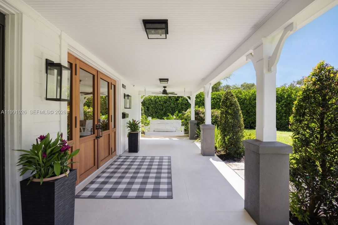 Active With Contract: $2,800,000 (5 beds, 4 baths, 4633 Square Feet)