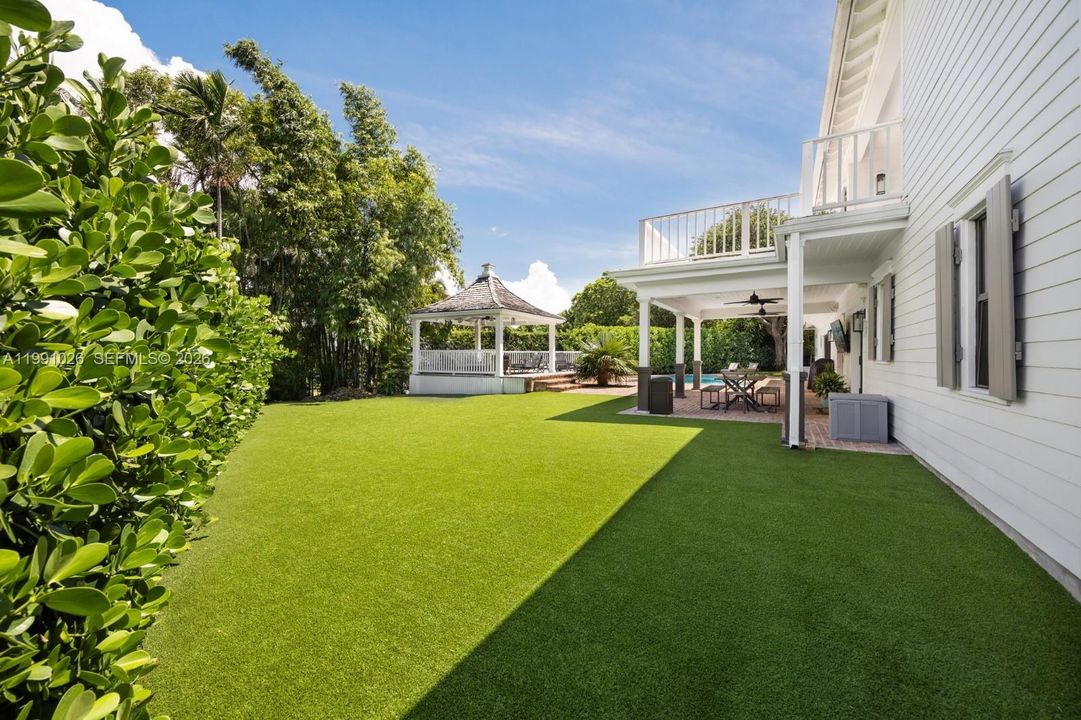 Active With Contract: $2,800,000 (5 beds, 4 baths, 4633 Square Feet)