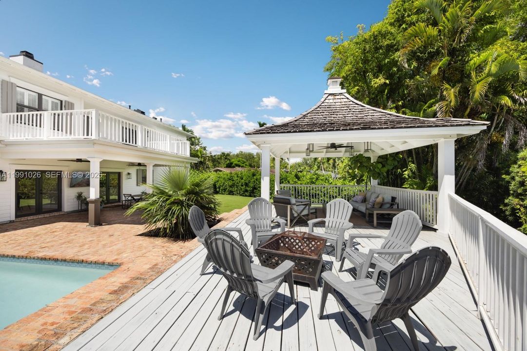 Active With Contract: $2,800,000 (5 beds, 4 baths, 4633 Square Feet)