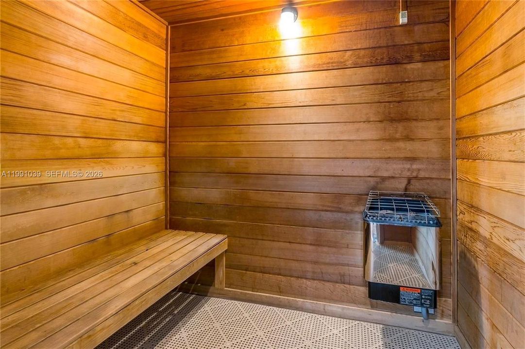 For Sale: $450,000 (1 beds, 1 baths, 735 Square Feet)