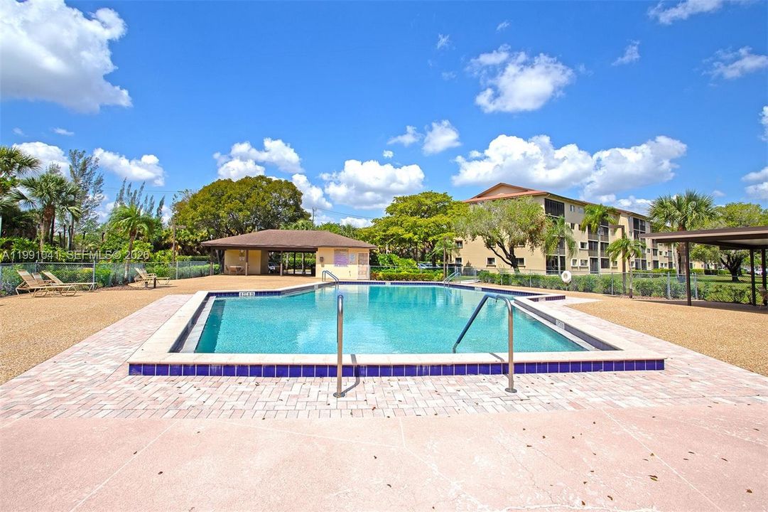 CLEAN AND MAINTAINED POOL
