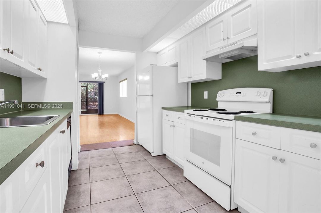 WELL APPOINTED KITCHEN SPACE