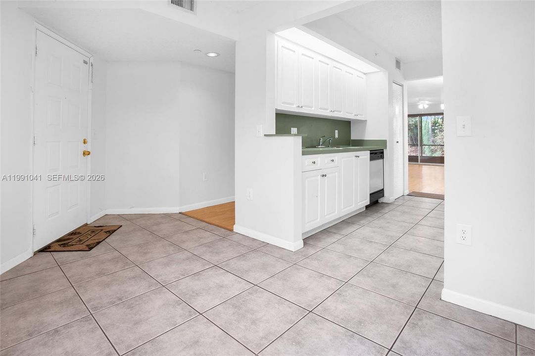 LARGE EAT-IN KITCHEN BREAKFAST AREA