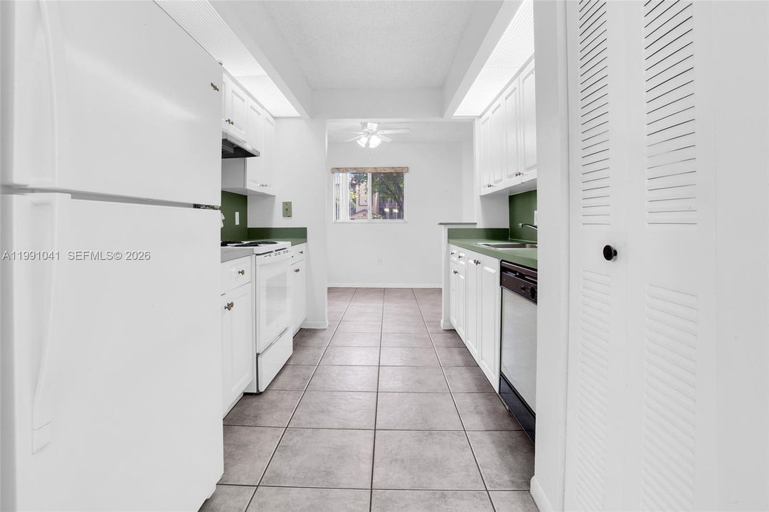LARGE KITCHEN AREA