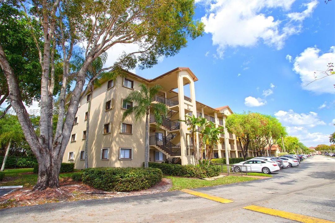 SPACIOUS PARKING AREA FOR GUEST