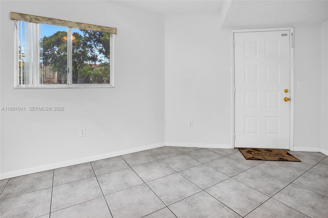 SPACIOUS EAT-IN KITCHEN W/WINDOW