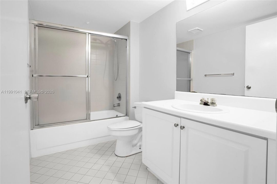 SPACIOUS GUEST BATHRM SHOWER/TUB