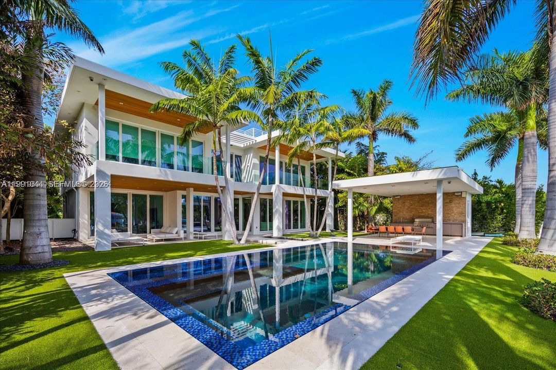 В аренду: $80,000 (5 спален, 6 ванн, 5411 Квадратных фут)