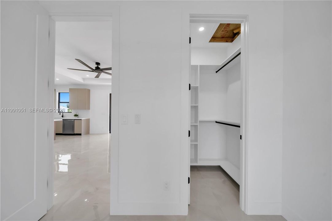 Activo con contrato: $389,000 (4 camas, 3 baños, 1778 Pies cuadrados)