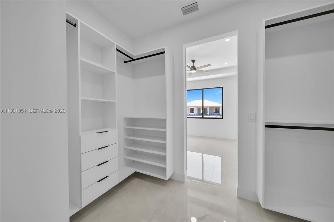 Activo con contrato: $389,000 (4 camas, 3 baños, 1778 Pies cuadrados)